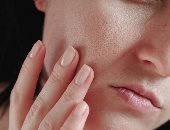 لبشرة نضرة وجذابة.. 6 طرق لتصغير مسام الوجه