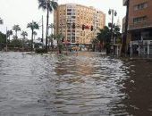 توقف حركة المرور بميدان فيكتور عمنويل بالإسكندرية بسبب الأمطار.. صور