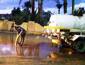 سيارات مدينة البدرشين تشفط مياه الأمطار من الشوارع.. صور