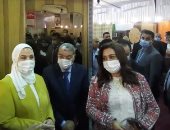 وزيرة التضامن تتفقد معرض الأثاث الدمياطى وتناقش أسعار المعروضات