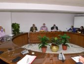 محافظ أسيوط يبحث مع وفد "السكة الحديد" استكمال خطة تطوير المزلقانات