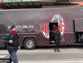 بعثة ميلان تصل نابولي لخوض قمة الدوري الإيطالي.. فيديو 