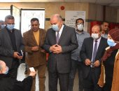 جولة مفاجئة لمحافظ قنا لمجمع عيادات التأمين الصحى بنجع حمادى .. صور
