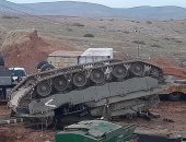 انقلاب دبابة إسرائيلية أثناء صعود قائدها على حافلة نقل عسكرية