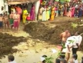 "روث البقر" طقس هندوسى للتبارك وجلب الأمطار بمهرجان عيد ديوالى.. فيديو وصور