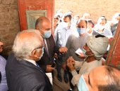 محافظ قنا يرافق مواطن إلى منزله لبحث شكواه.. صور