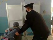 أمن الوادي الجديد يساعد ذوي الإعاقة في الوصول إلى اللجان الانتخابية.. صور