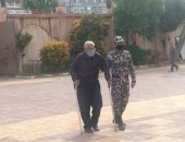 الشرطة تساعد كبار السن على دخول اللجان الانتخابية بالإسكندرية.. صور