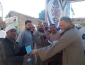 مبادرة أهلية لتوزيع كمامات على الناخبين أمام اللجان بقنا.. صور