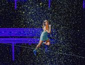 دوا ليبا تطير وسط مسرح مايكروسوفت أثناء أدائها بحفل جوائز AMAs.. فيديو وصور