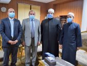 وزير الأوقاف يهدى رئيس جامعة بنى سويف سلسلة كتاب "رؤية" الدينية