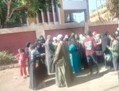 الصعايدة يتوافدون على لجان الإعادة بانتخابات مجلس النواب.. إقبال كثيف على اللجان فى أسوان والأقصر وقنا.. سيدات القرى وكبار السن يتصدرون المشهد بقنا.. والوحدة المحلية بنقاده توزع "ورود ومعطرات" داخل اللجان.. صور