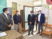 محافظ مطروح يتفقد لجان انتخابيه للتأكد من عدم وجود أى معوقات.. فيديو وصور