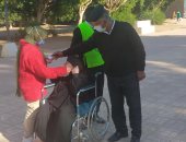 قوات الأمن تساعد كبار السن على دخول اللجان الانتخابية في قنا‎.. صور
