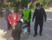 مسنة 80 عاما تشارك فى جولة الإعادة بانتخابات النواب على كرسى متحرك بقنا .. صور