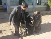 بالزغاريد.. مسنة تدلى بصوتها فى جولة الإعادة بانتخابات النواب بقنا‎.. صور وفيديو