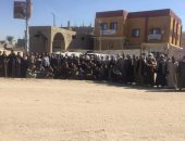 أهالى قرية حجازة يتجمعون للتصويت بإعادة النواب فى قنا‎.. صور