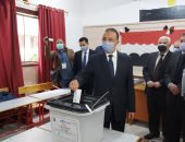 فيديو وصور.. محافظ الإسكندرية يدلى بصوته فى جولة الإعادة لانتخابات النواب