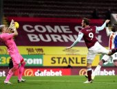 بيرنلى يحقق فوزه الأول فى الدوري الإنجليزي على حساب كريستال بالاس