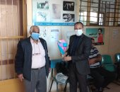 الوحدة المحلية بنقاده توزع "ورود ومعطرات" داخل اللجان الانتخابية في قنا..صور