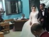 عروسان يدليان بصوتيهما داخل لجنة بقنا قبل انتهاء اليوم الأول للتصويت.. فيديو