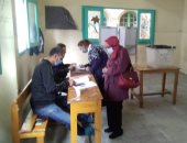 كبار السن أول المشاركين فى جولة الإعادة لانتخابات النواب بالإسكندرية.. صور