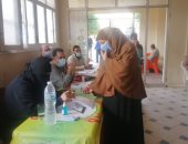 إقبال السيدات على اللجان الانتخابية بالفيوم.. صور