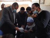 رئيس لجنة يخرج لمساعدة مسن للإداء بصوته فى انتخابات الإعادة بالمنشاة.. صور