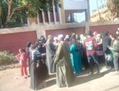 توافد نسائى على لجان انتخابات النواب بقرى قنا .. صور