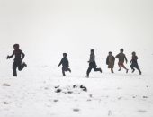 الحياة تحت الصفر.. أطفال أفغانستان يلعبون فوق الجليد.. ألبوم صور