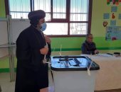 أسقف عام كنائس الوادى الجديد يدلى بصوته فى انتخابات الإعادة بالنواب