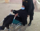 سيدة مسنة مبتور أحد أطرافها تصر على التوجه للتصويت بالانتخابات فى الأقصر