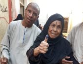 معمرة 105 سنوات تشارك فى جولة الإعادة لانتخابات النواب بأسوان.. صور