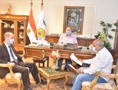 محافظ أسيوط يلتقى مسئولى الطرق ويعلن تنفيذ مشروعات رصف بـ360 مليون جنيه