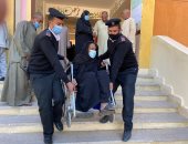 الشرطة تساعد كبار السن أمام لجان الإعادة بانتخابات مجلس النواب بالأقصر.. فيديو وصور