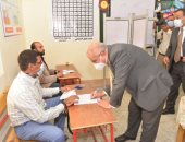 رئيس جامعة أسيوط ونوابه يدلون بأصواتهم فى انتخابات الإعادة للنواب.. فيديو وصور