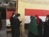 إقبال السيدات على لجان إعادة المرحلة الأولى بانتخابات النواب بأسوان.. صور