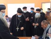 أسقف دشنا وتوابعها يدلى بصوته ويناشد المواطنين بضرورة المشاركة.. صور‎