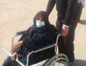 شرطى يساعد مسنه للوصول للجنة ومستشار يخرج لها لتتمكن من التصويت بأسوان