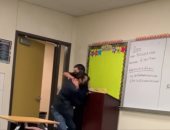 مباراة مصارعة بين معلم وطالب بمدرسة أمريكية بعد طلبه الذهاب للحمام .. صور