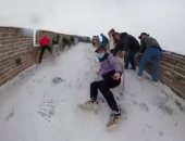 سياح يقومون بالتزلج على الثلوج أعلى سور الصين العظيم فى فيديو طريف