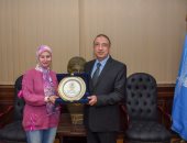 محافظ الإسكندرية يكرم الفائزة بجائزة التميز الحكومى العربى