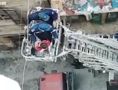 رجال الشرطة يسطرون ملاحم إنسانية فى مواجهة مياه الأمطار.. فيديو