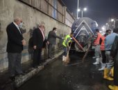 محافظ الجيزة يتفقد مجهودات شفط مياه الأمطار بالمحاور المرورية.. صور