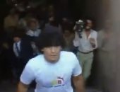 مارادونا بطل شعبي لمشجعي كرة القدم.. هكذا استقبل جمهور نابولي الساحر عام 1984.. فيديو وصور