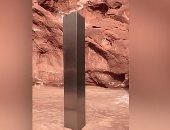 اكتشاف جسم معدنى غامض طوله 12 قدما وسط صحراء يوتا الأمريكية.. صور