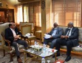 محافظ أسوان يلتقى مجلس إدارة النادى.. ويؤكد دعمه للفريق الموسم المقبل