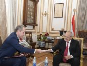 رئيس جامعة القاهرة يبحث مع سفير بيلاروسيا عقد شراكات فى الطب والصيدلة والتكنولوجيا