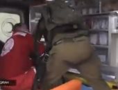 جنود إسرائيليون يعتدون على مصاب فلسطينى بسيارة إسعاف ويحاولون اعتقاله..فيديو
