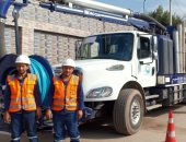 رجال شركة مياه الشرب والصرف الصحى ينتشرون بالشوارع لمواجهة الأمطار .. صور